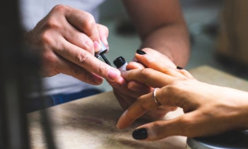 exemple de pose de vernis à ongles 