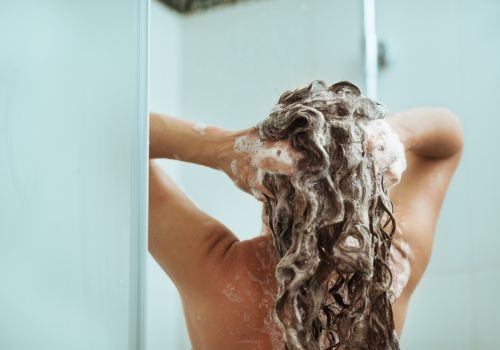 femme utilisant shampoing lamazuna 