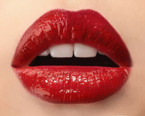 lèvres rouge avec produits axiology