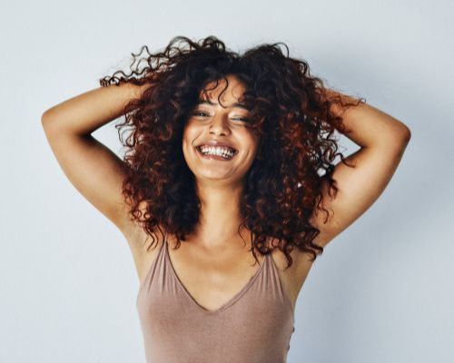 femme avec magnifiques cheveux bouclés 