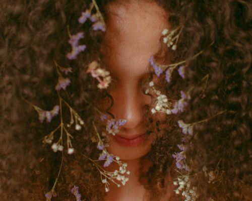 femme avec fleurs dans les cheveux 