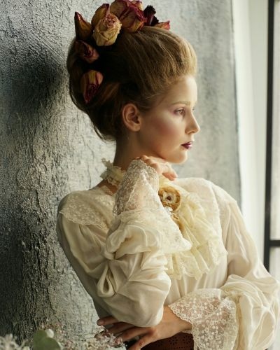 exemple de maquillage et coiffure avec robe vintage