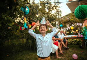 enfant pendant sa fête d'anniversaire