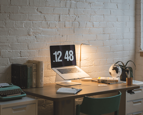 exemple de bureau avec un ordi horloge