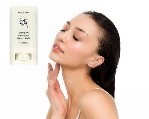 femme avec produit solaire