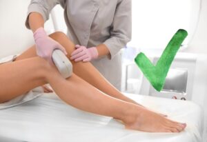 épilateur par lumière pulsée sur la jambe d'une femme