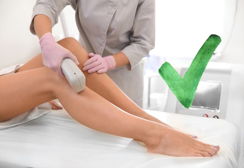 épilateur par lumière pulsée sur la jambe d'une femme