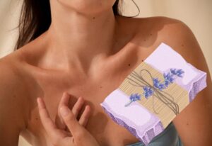 femme qui fait un soins au savon